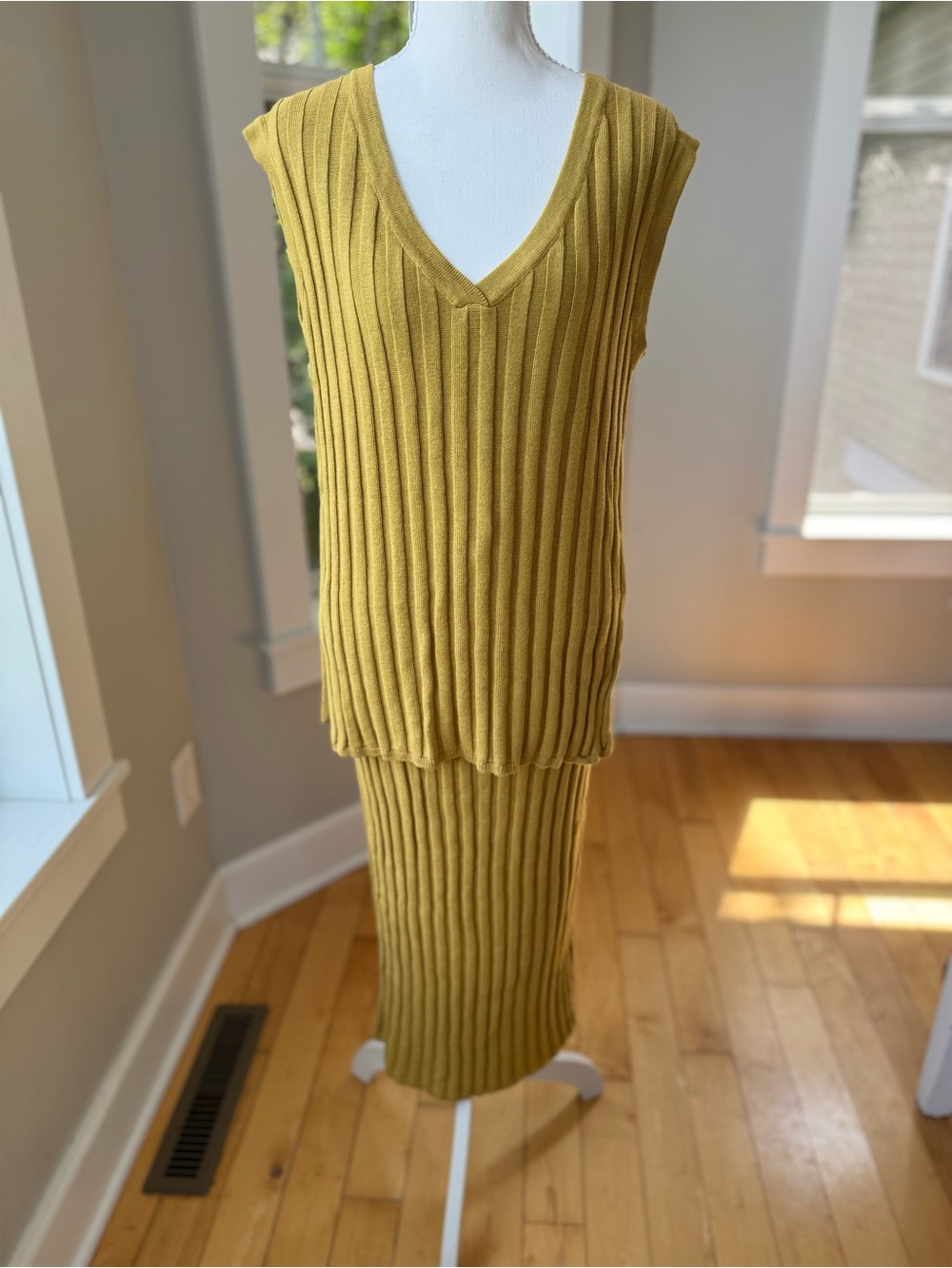 INDUSTRY Chartreuse Yellow Gold Ribbed V-Neck Knit Skirt Set Size Small